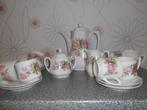 Wit koffieservies met bloemmotief, Huis en Inrichting, Keuken | Servies, Ophalen, Zo goed als nieuw, Porselein, Compleet servies