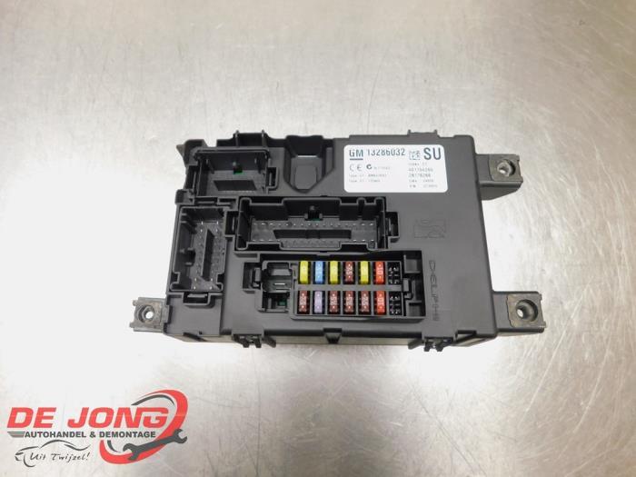 Zekeringkast van een Opel Corsa, Gebruikt, -, -, Opel