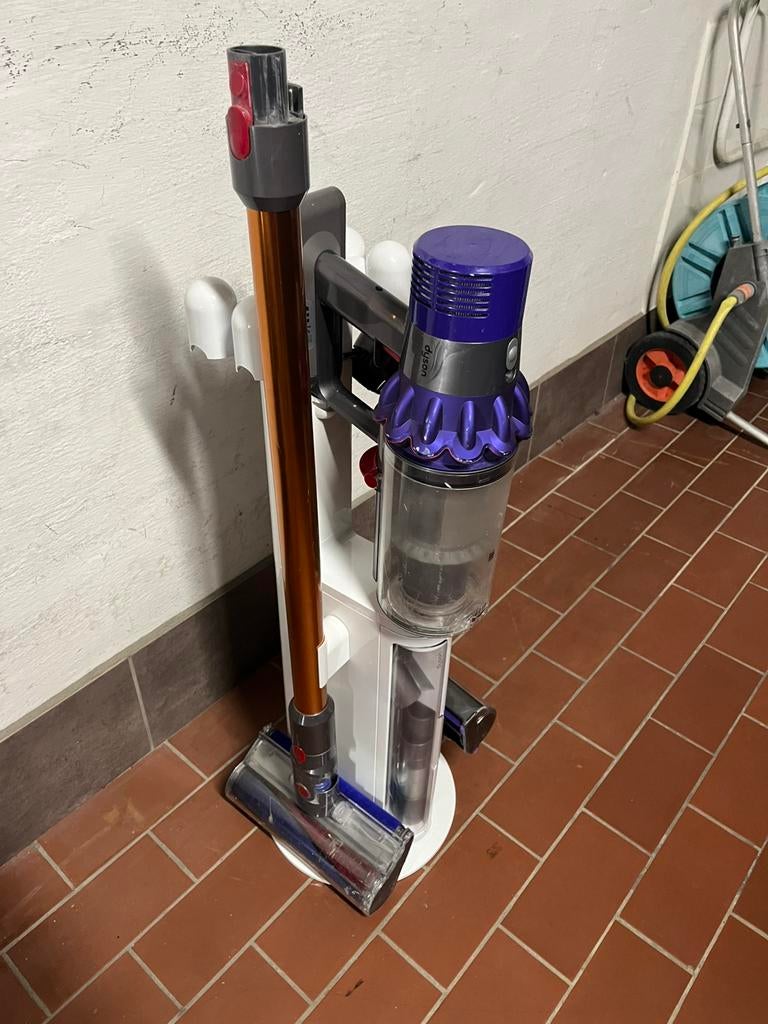Defecte Dyson V8 voor onderdelen, Elektronische apparatuur, Stofzuigers, Ophalen, Stofzuiger, Niet werkend, Minder dan 1200 watt