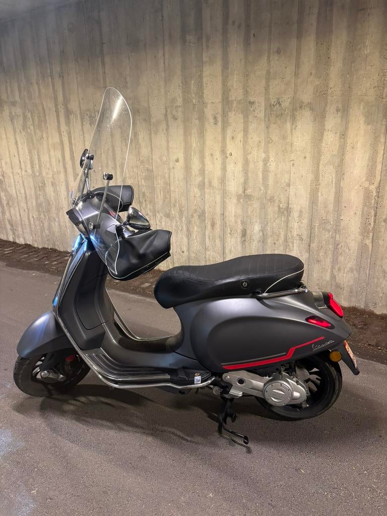 Vespa Sprint A klasse 2023 + gratis Vespa helm, Fietsen en Brommers, Scooters | Vespa, Ophalen, Zo goed als nieuw