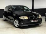 BMW 116i BENZINE / XENON / ZETELVERWARMING /GARANTIE/LEZ OK✅, Auto's, Zwart, 4 cilinders, Leder en Stof, Zwart