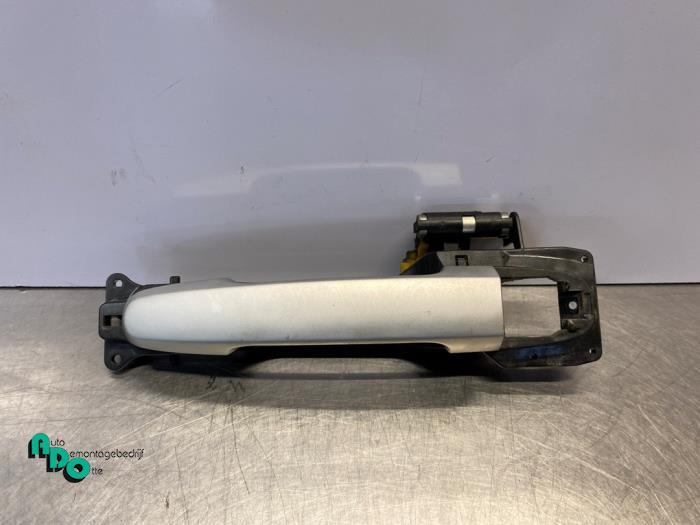 Poignée portière 2portes gauche d'un Toyota Yaris (Yaris 2, -, 3 mois de garantie, Toyota, Utilisé