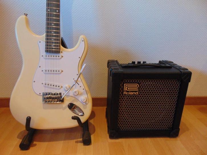 Gitaar Stratocaster + Gitaar versterker Roland Cube 15 xl, Muziek en Instrumenten, Snaarinstrumenten | Gitaren | Elektrisch, Nieuw