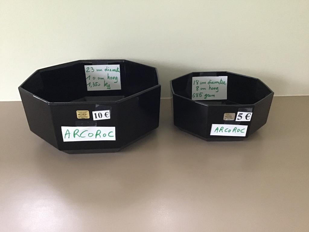 2 magnifiques écailles Arcoroc noires, Maison & Meubles, Cuisine | Vaisselle, Comme neuf, Assiettes(s), Verre, Enlèvement ou Envoi