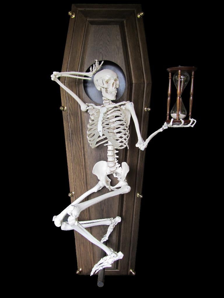 Skelet op deksel doodskist met zandloper ., Antiek en Kunst, Curiosa en Brocante, Ophalen