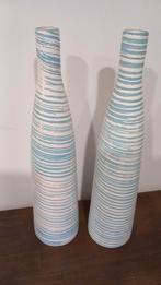 Set van 2 witte decoratieve vazen met licht blauwe streepjes, Ophalen, Zo goed als nieuw, Wit, Minder dan 50 cm