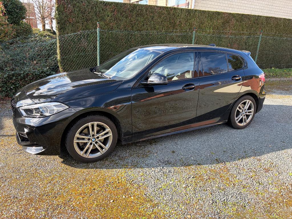 BMW 116i M pack 35k km ‘24 118 120 Mpakket automaat, Autos, BMW, Achat, Euro 6, Entretenue par le concessionnaire, Noir