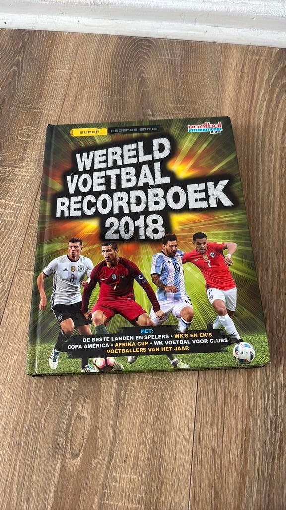 Keir Radnedge - Wereld voetbal recordboek 2018, Boeken, Kinderboeken | Jeugd | onder 10 jaar, Gelezen, Ophalen