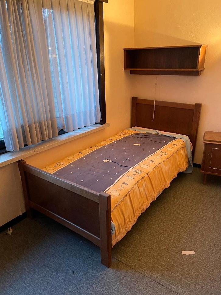 Eikenhouten eenpersoon bedden 90 cm - 2 st. + hangkastjes, Huis en Inrichting, Slaapkamer | Bedden, Gebruikt, Eenpersoons, 90 cm
