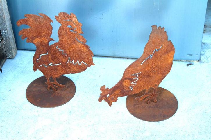 Roestig smeedijzeren beeld van haan en kip op plaat., Tuin en Terras, Tuinwanddecoratie, Nieuw, Ophalen of Verzenden