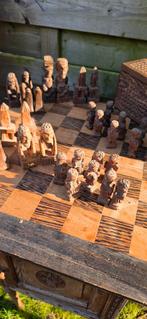 Schaakbord houtsnijwerk., Ophalen