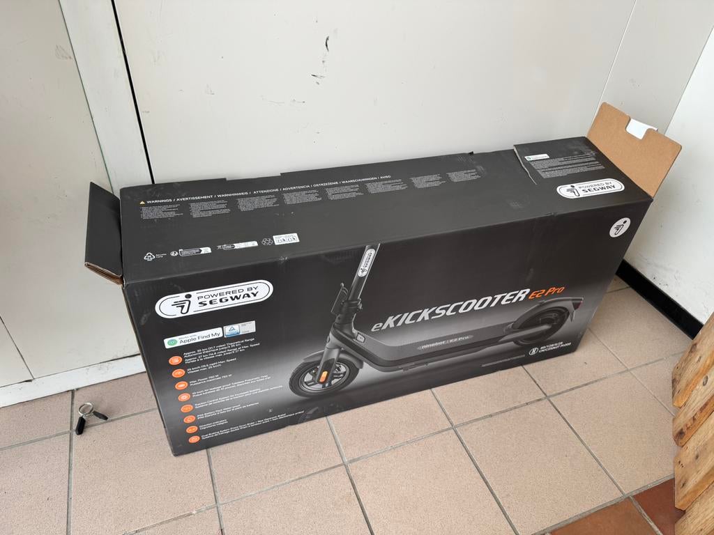 Trotinette electrique Segway E2 pro neuve !, Vélos & Vélomoteurs, Trottinettes, Enlèvement, Comme neuf