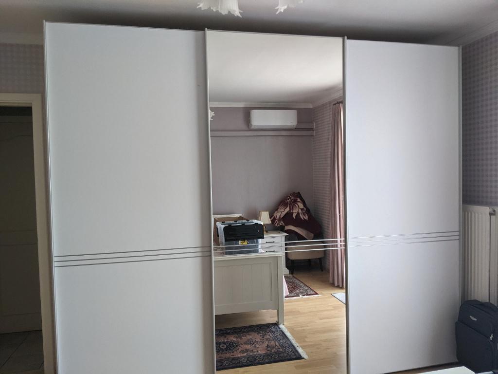 Hoge kleerkast met 3 schuifdeuren en grote spiegel, Huis en Inrichting, Kasten | Kleerkasten, Ophalen, Met deur(en), 200 cm of meer