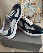 Marineblauwe en witte sneakers van Prada - Zeer goede staat, Kleding | Heren, Schoenen, Ophalen of Verzenden, Zo goed als nieuw