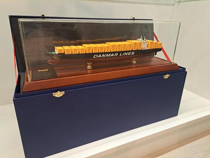 Danmar Lines powered by DHL vrachtschip 1:250 containerschip, Verzamelen, Scheepvaart, Nieuw, Schaalmodel, Ophalen of Verzenden