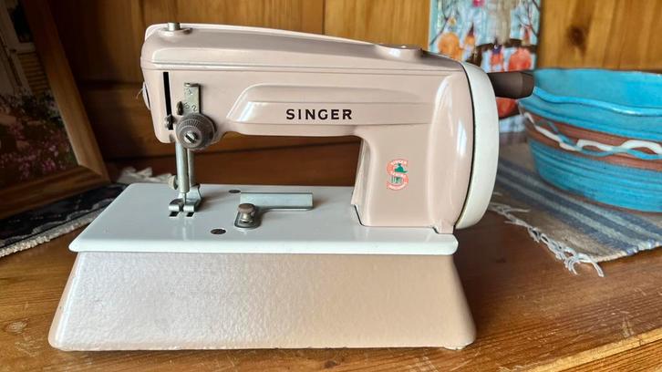 Mini machine à coudre de collection - Singer, Hobby & Loisirs créatifs, Machines à coudre & Accessoires, Comme neuf, Machine à coudre