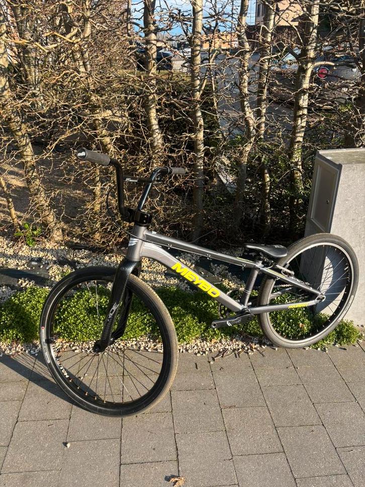 Meybo holeshot cruiser, Fietsen en Brommers, Fietsen | Crossfietsen en BMX, Zo goed als nieuw, 24 inch of meer, Aluminium, V-brakes