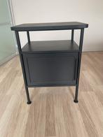 Zwart gepoederlakt metalen nachtkastje, Ophalen, Metaal of Aluminium, 55 tot 70 cm, Zo goed als nieuw
