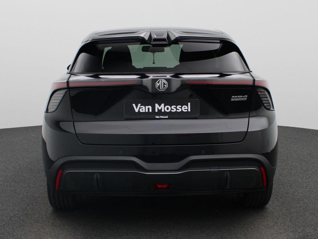 MG MG4 64 kWh Luxury, Auto's, MG, Automaat, Gebruikt, 1675 kg, Zwart
