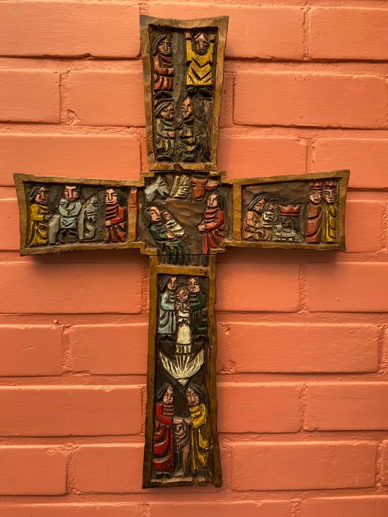Polychroom houten kruis - handgesneden, Verzamelen, Religie, Ophalen