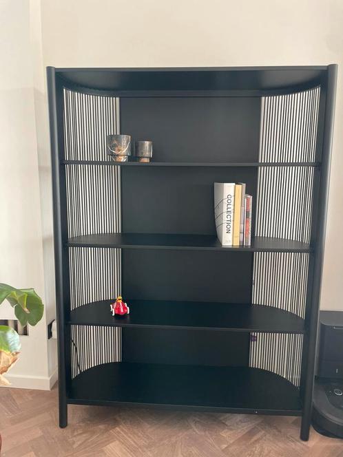 Stijlvol zwart boekenrek met ronde vormen, Huis en Inrichting, Kasten | Boekenkasten, Zo goed als nieuw, Ophalen