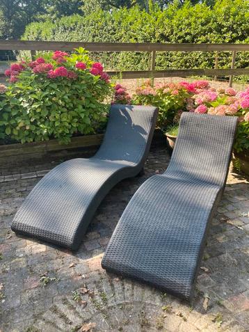 2 luxe Ligbedden van gevlochten kunsstof weersbestendig beschikbaar voor biedingen