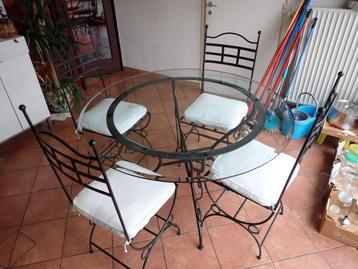 Table salle à manger en verre et 4 chaises en fer forgé disponible aux enchères