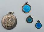 Vintage: Oude religieuse hangers van Moeder Maria, Antiek en Kunst, Antiek | Religieuze voorwerpen, Ophalen of Verzenden