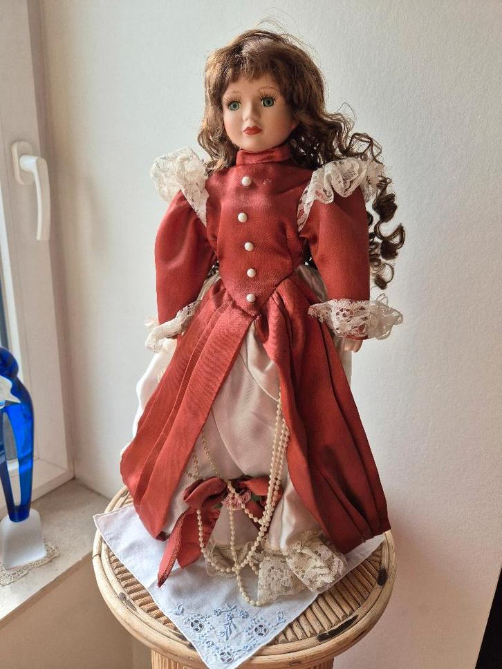 D01 - Vintage decoratieve pop - satijnen jurk & parels  22€, Verzamelen, Poppen, Zo goed als nieuw, Pop, Levensecht of Reborn