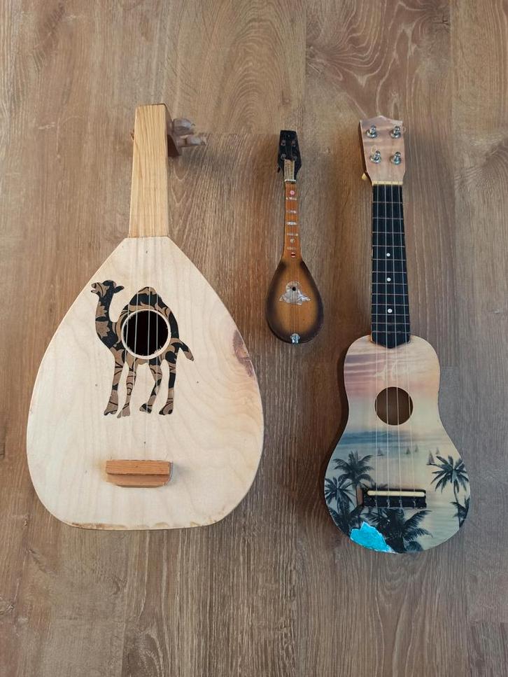 Lot van 3 decoratieve snaarinstrumenten, Musique & Instruments, Instruments à corde | Autre, Utilisé, Enlèvement ou Envoi