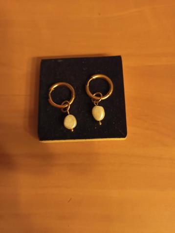 Nouvelle paire de boucles d'oreilles 