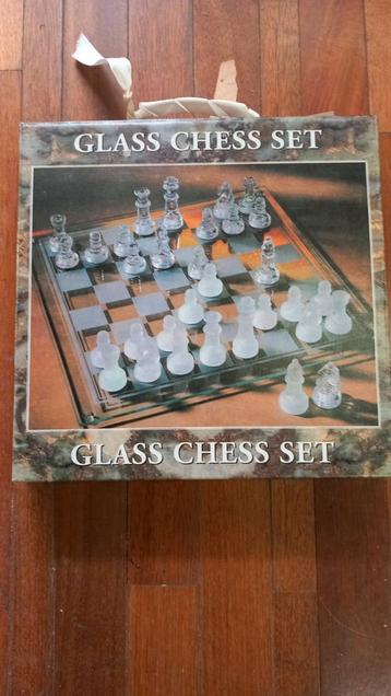 Schaakspel in glas. beschikbaar voor biedingen