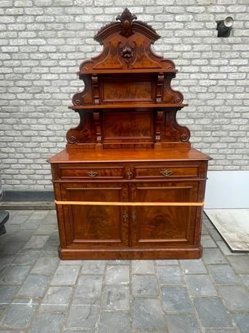 Mooie antieke kast beschikbaar voor biedingen