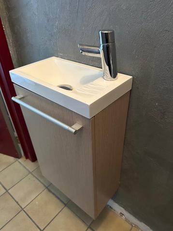 Meuble de WC à vendre | BLAREGNIES beschikbaar voor biedingen
