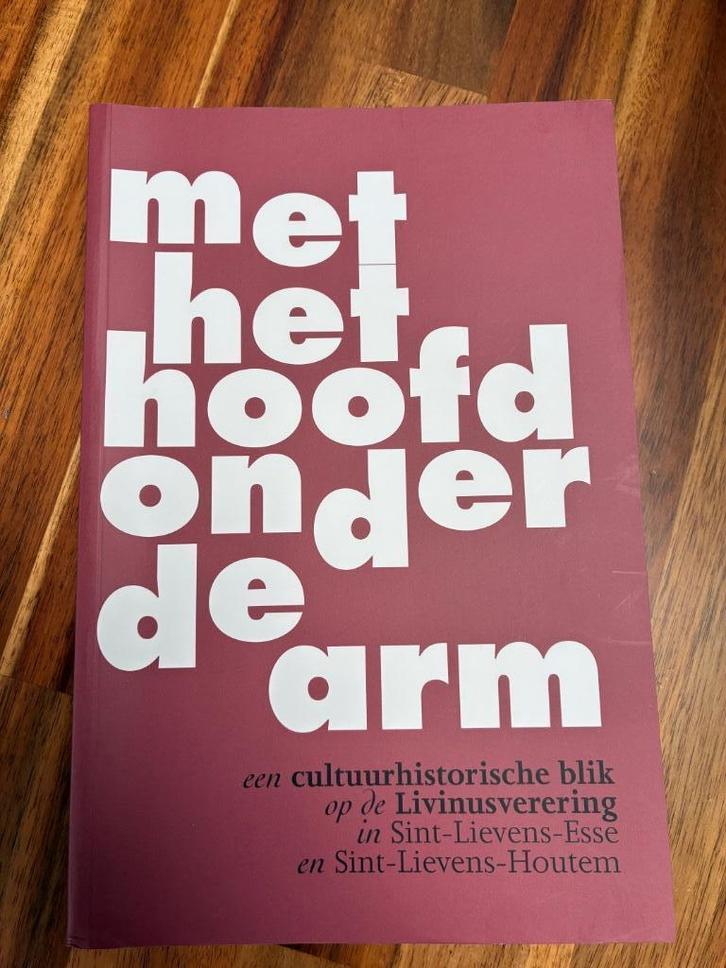 Met het hoofd onder de arm, Boeken, Geschiedenis | Stad en Regio, Gelezen, Ophalen of Verzenden