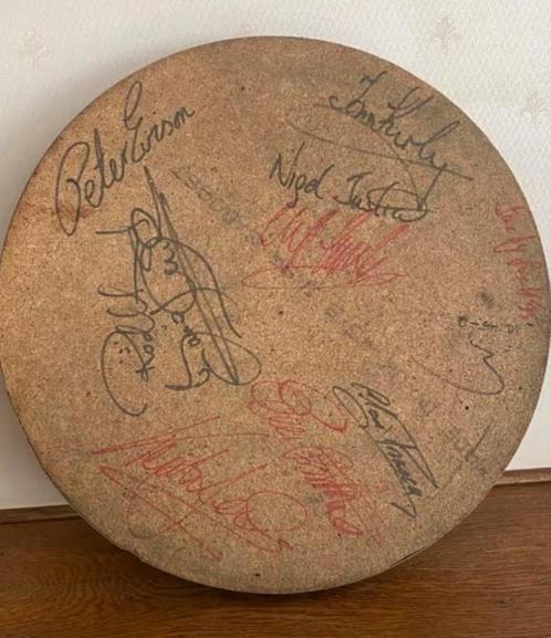 Oud dartbord gesigneerd 1995 harrows darts Justice harringto, Sport en Fitness, Darts, Gebruikt, Dartbord, Soft tip, Ophalen
