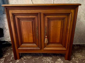 Vintage kastje 2 deuren en legplank beschikbaar voor biedingen