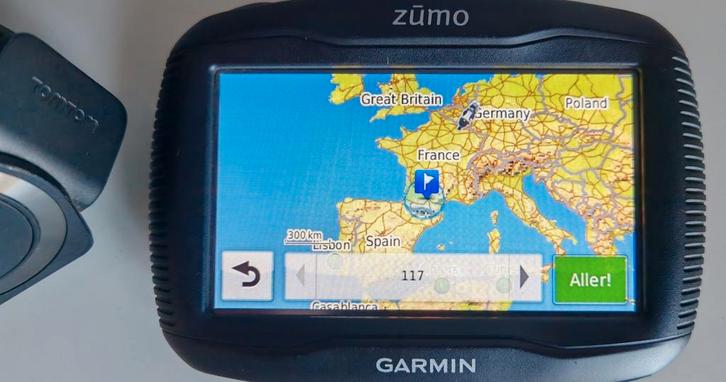 GARMIN ZUMO 390LM GPS+MOTORHOUDER!.. EUROPA..! (ZO GOED ALS, Motoren, Accessoires | Navigatiesystemen, Zo goed als nieuw, Ophalen