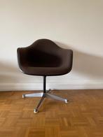 Herman Miller Eames, swivel base, fiberglass stoelen, Huis en Inrichting, Ophalen, Stof, Gebruikt, Bruin