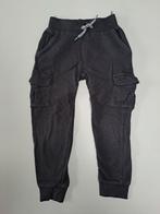 Mt 104 Donkergrijze joggingbroek met zijzakken, Broek, Ophalen of Verzenden, Zo goed als nieuw, Jongen