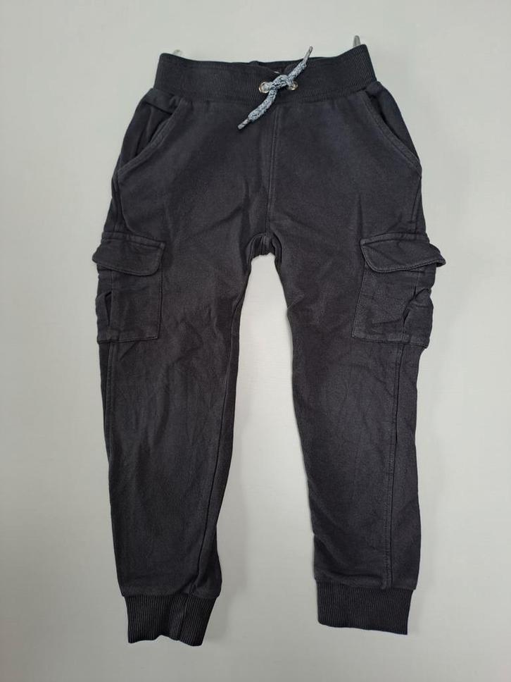 Mt 104 Donkergrijze joggingbroek met zijzakken, Kinderen en Baby's, Kinderkleding | Maat 104, Zo goed als nieuw, Jongen, Broek
