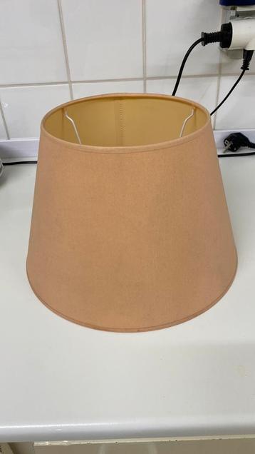 Mooie zalmroze lampekap beschikbaar voor biedingen