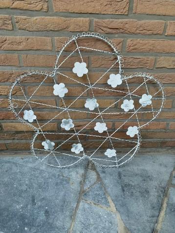 Interieurdecoratie van metaal beschikbaar voor biedingen