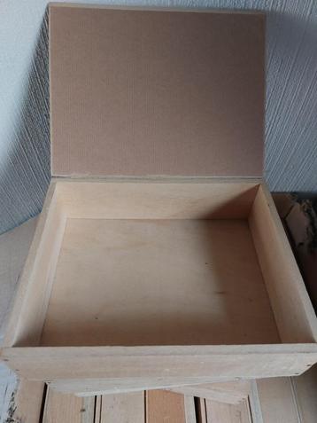 set van 28 identieke houten kistjes met deksel beschikbaar voor biedingen