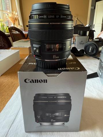 Canon EF 85mm f/1.8 USM (incl zonnekap en doos) beschikbaar voor biedingen