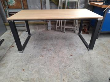Tafel beschikbaar voor biedingen