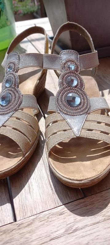 Sandalen beschikbaar voor biedingen