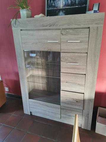 Vitrinekast en tafel te koop beschikbaar voor biedingen