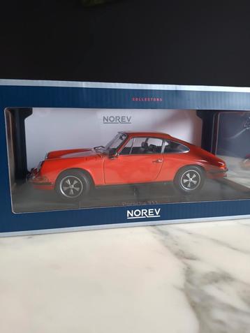 Maquette réduite de la Porsche 911.