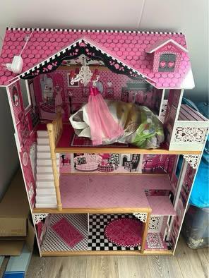 Houten poppenhuis beschikbaar voor biedingen